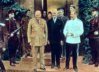 Winston Churchill (1874-1965), Präsident Truman (1884-1972) und Joseph Stalin (1879-1953) auf der Potsdamer Konferenz, Juli 1945 (farbiges Foto)